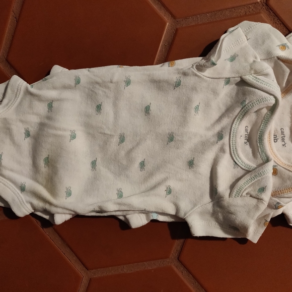 Lot of 4 Carter's NB onesies - Picture 4 of 6